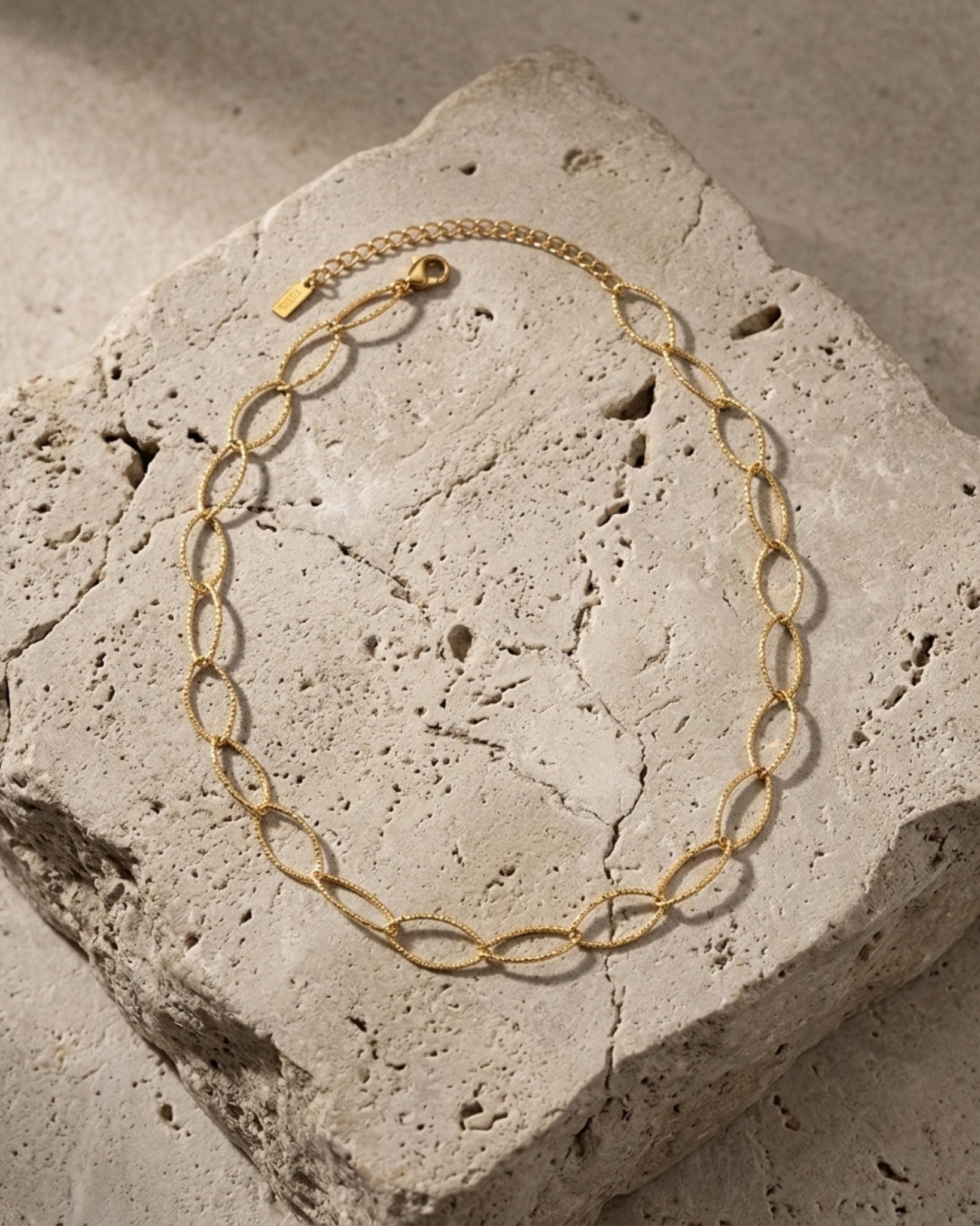 RAGNA Waterproof 18K Gold Plated Oval Link Necklace - Structured Stainless Steel - DANSK Copenhagen