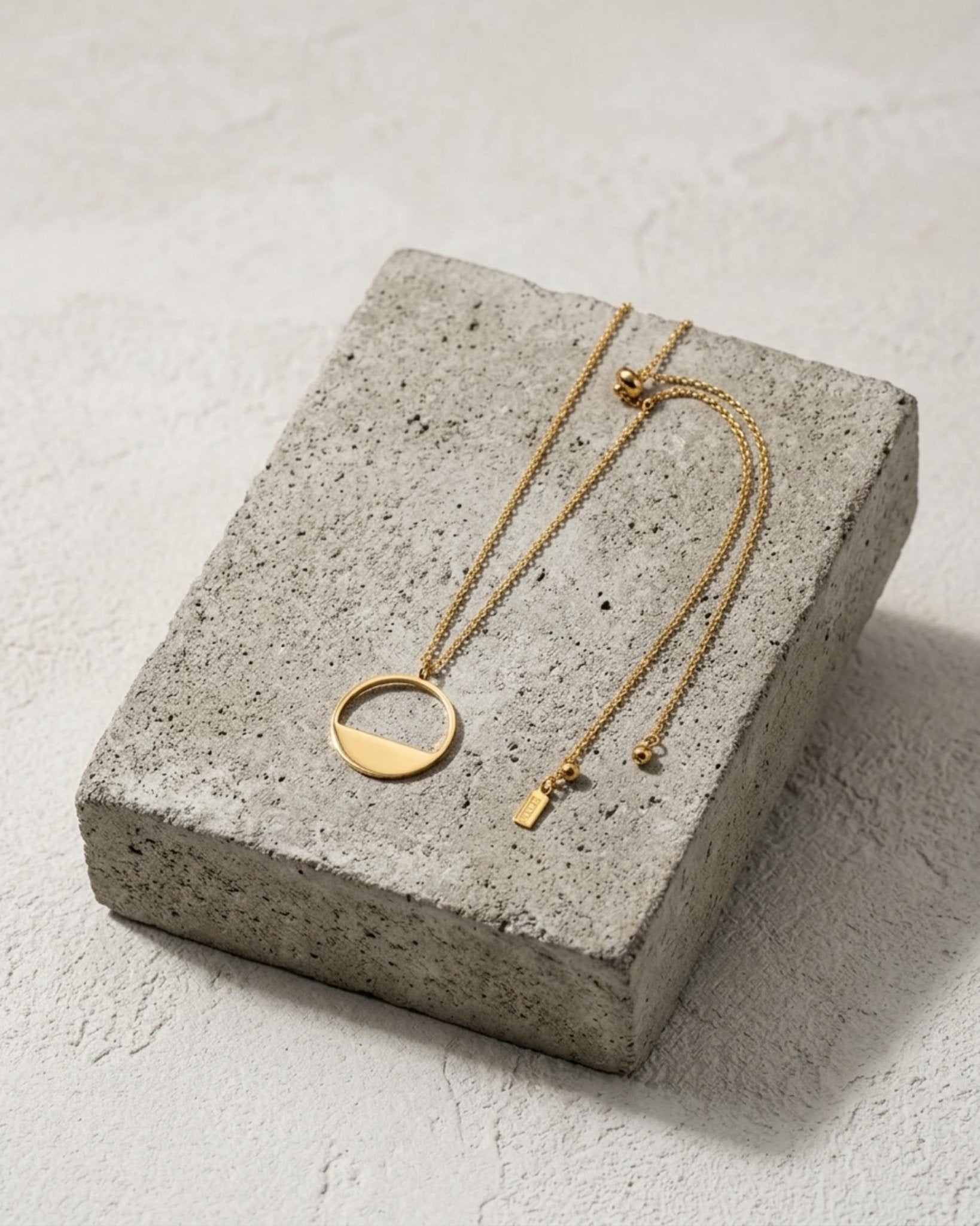 SAGA Waterproof 18K Gold Plated Necklace – Adjustable Chain & Brushed Stainless Steel - DANSK Copenhagen
