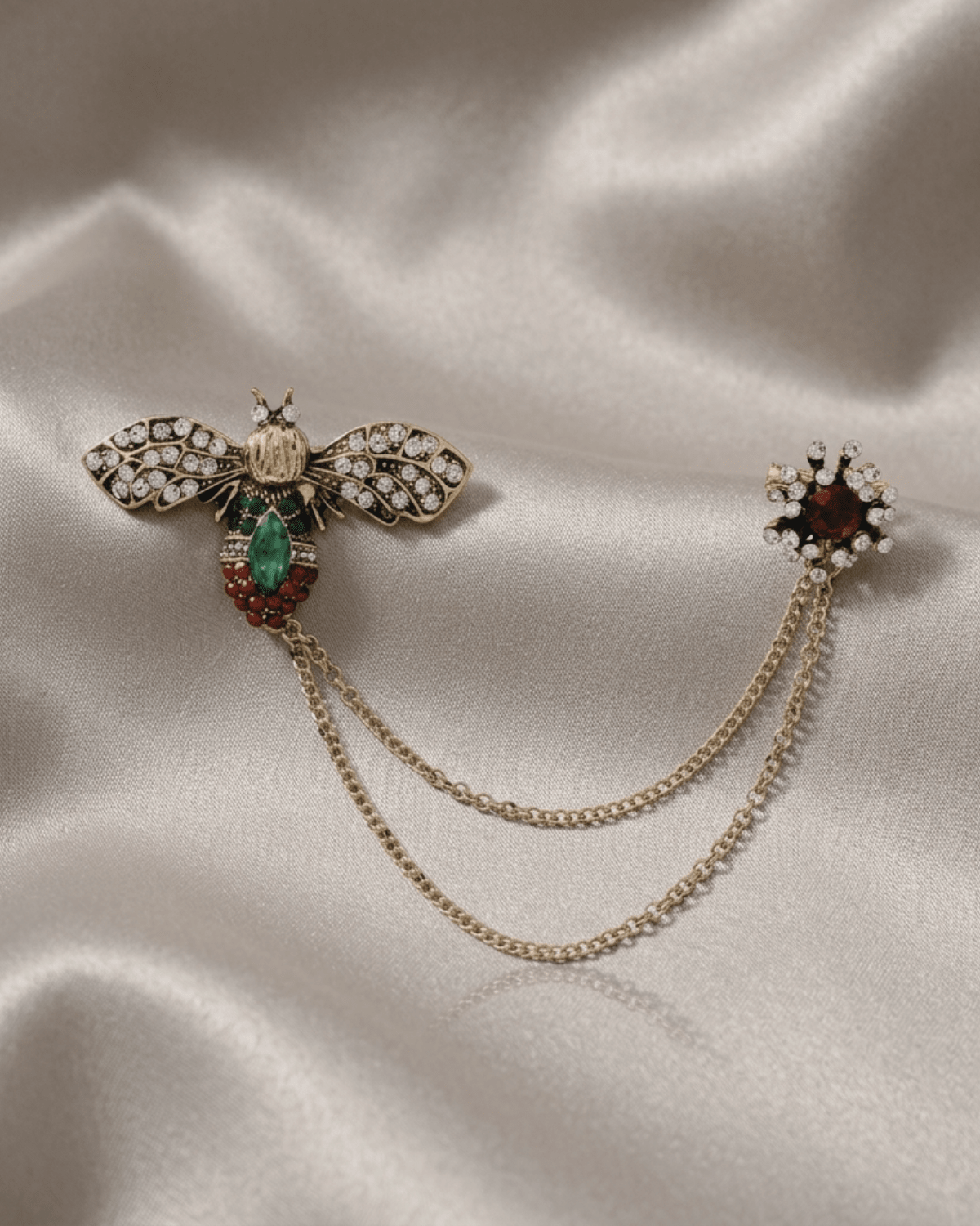 Tracey Bee With Chain Brooch Green 30x47x105mm -DNSK Copenhagen