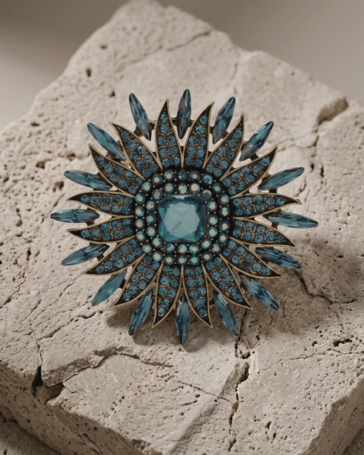 Tracey Colorfull Brooch Blue 56x56mm -DNSK Copenhagen