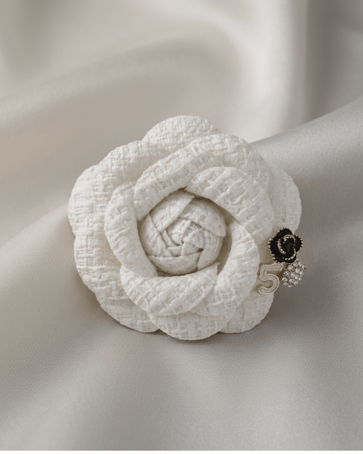 Tracey Wowen Brooch with 3 Pins Cream -DNSK Copenhagen