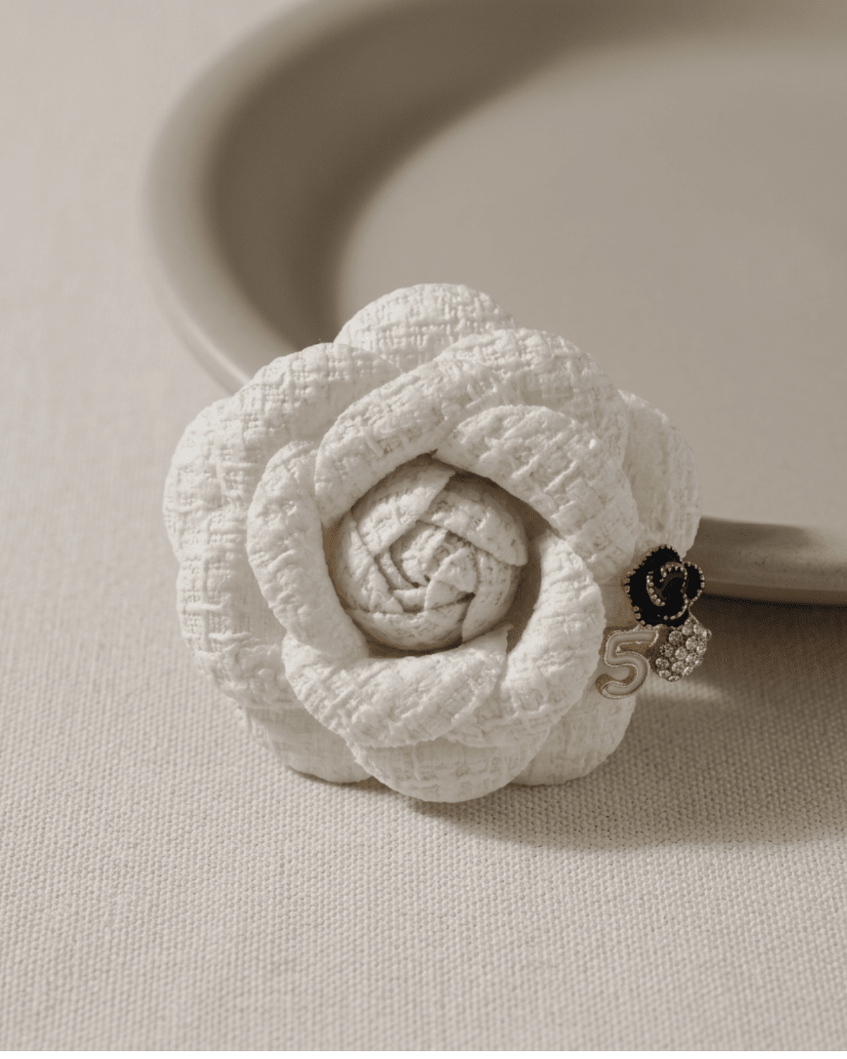Tracey Wowen Brooch with 3 Pins Cream -DNSK Copenhagen